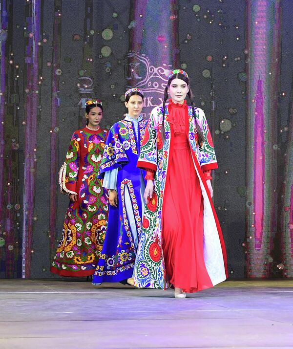 В модном шоу, организованном перед ГАБТ им. А. Навои, приняли участие восемь дизайнеров. - Sputnik Узбекистан