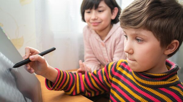 Дети выполняют работу при помощи планшета - Sputnik Ўзбекистон