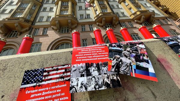 Активисты провели акцию в память о погибших детях Донбасса у посольства США в Москве - Sputnik Ўзбекистон