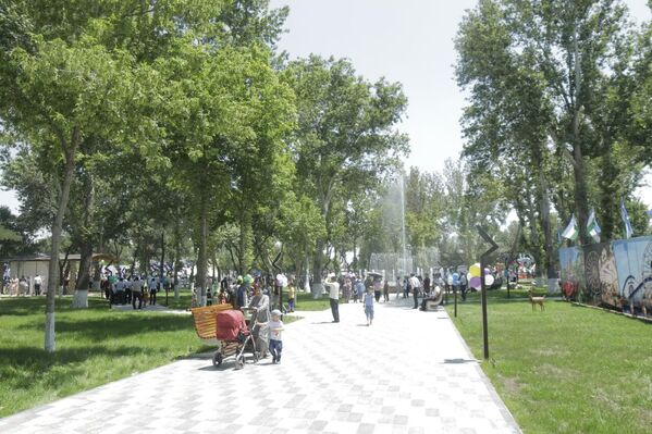 В Гулистане реконструировали парк культуры и отдыха - Sputnik Ўзбекистон