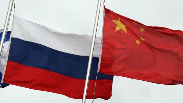 Государственные флаги России и Китая - Sputnik Узбекистан