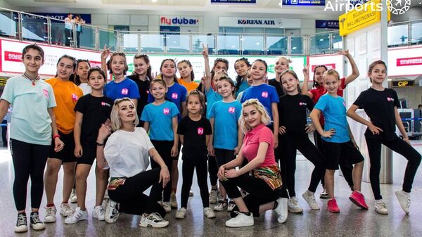 Детский танцевальный флешмоб в аэропорту Ташкента - Sputnik Узбекистан