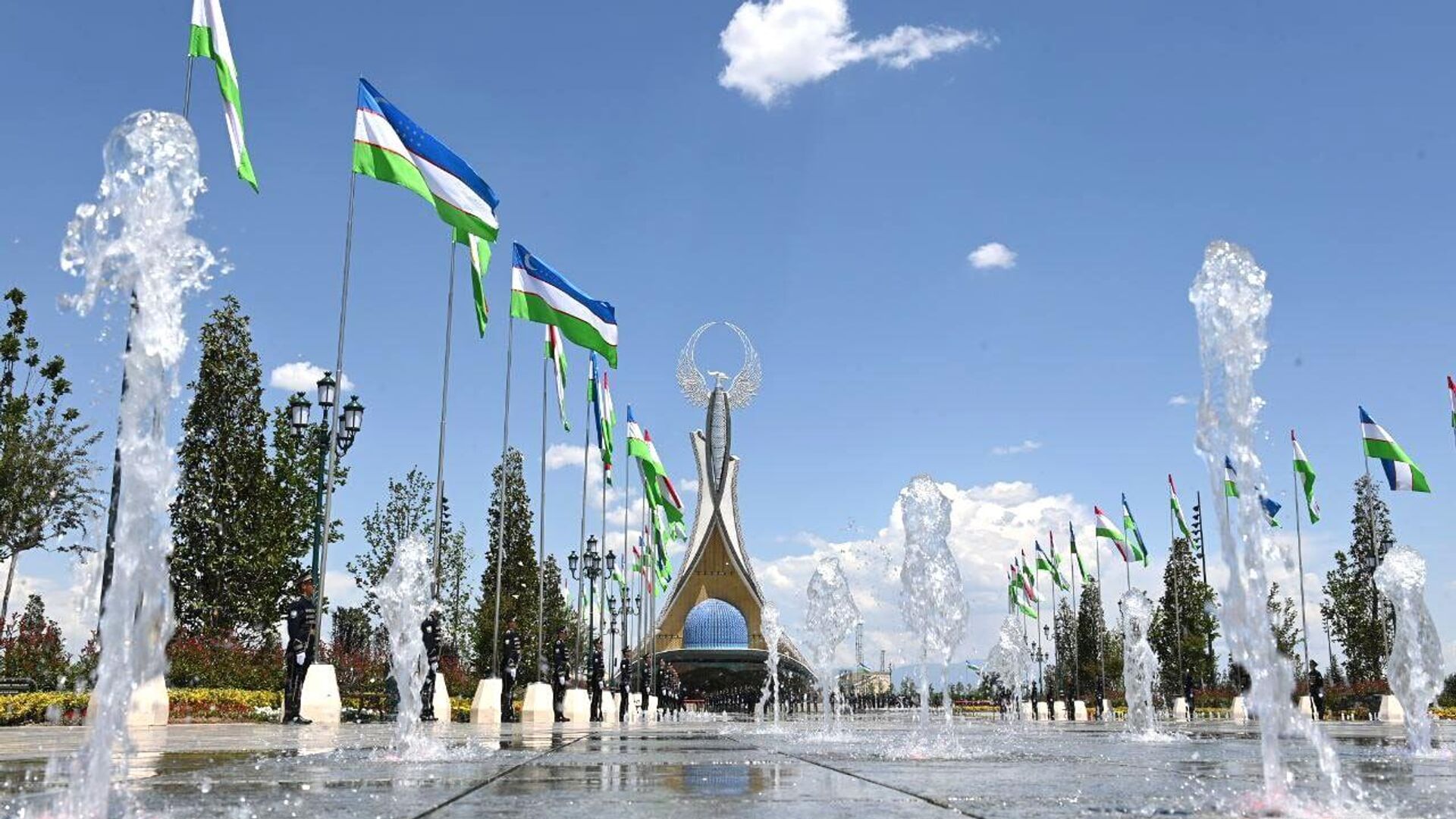 Президент Тажикистана Эмомали Рахмон прибыл в парк Янги Узбекистон и возложил цветы к Монументу независимости. - Sputnik Узбекистан, 1920, 08.06.2023