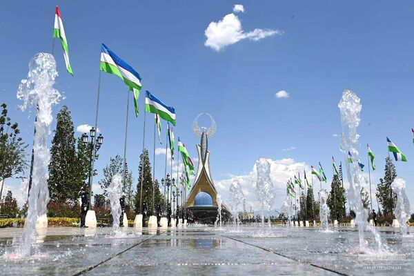 Prezident Tajikistana Emomali Raxmon pribil v park Yangi Uzbekiston i vozlojil sveti k Monumentu nezavisimosti. - Sputnik O‘zbekiston