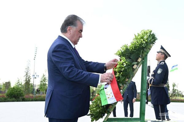 Prezident Tajikistana Emomali Raxmon pribil v park Yangi Uzbekiston i vozlojil sveti k Monumentu nezavisimosti. - Sputnik O‘zbekiston