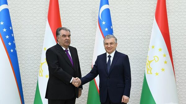 Prezident Uzbekistana Shavkat Mirziyoyev i prezident Tadjikistana Emomali Raxmon proveli vstrechu v uzkom formate - Sputnik O‘zbekiston