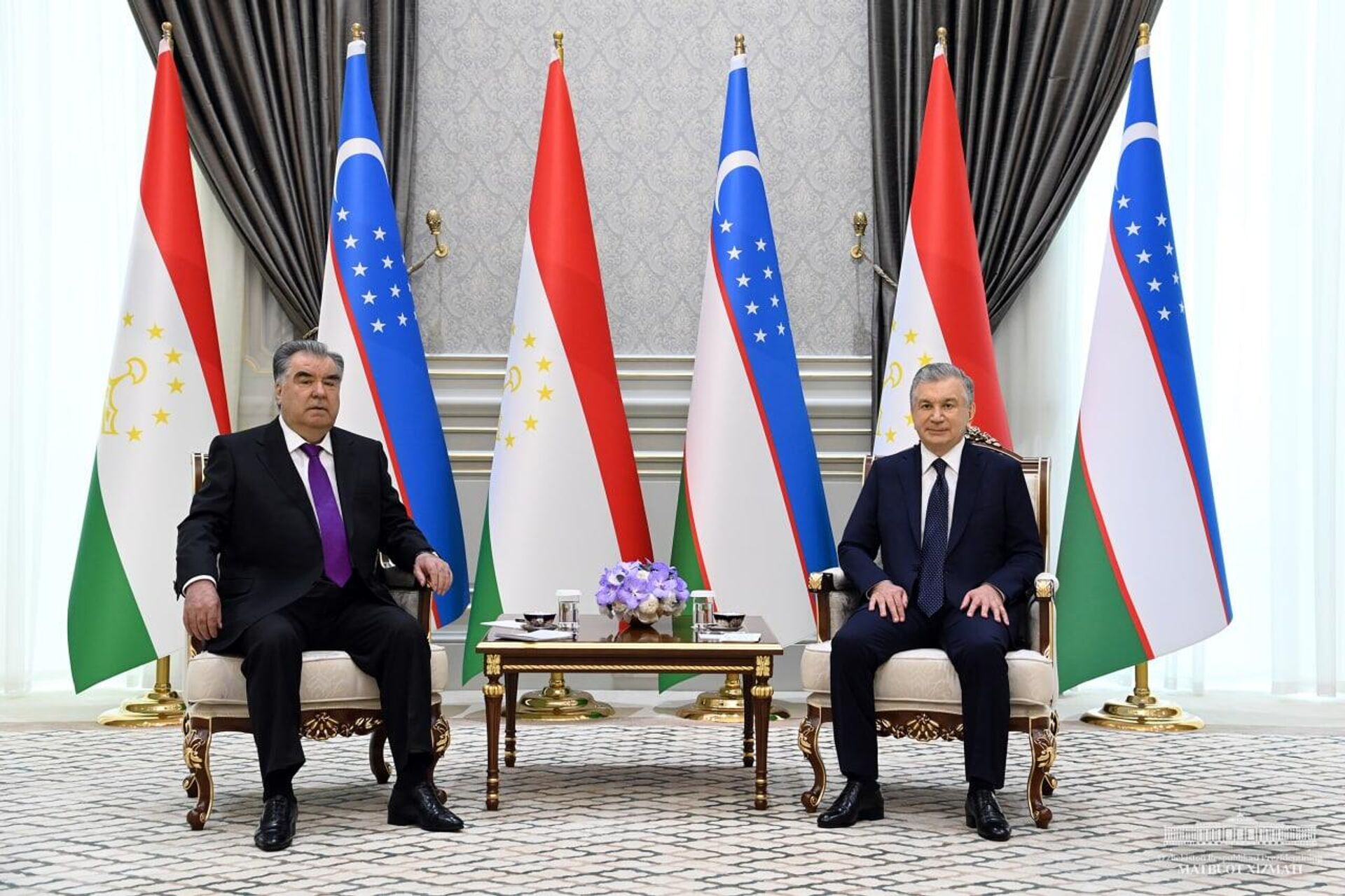 Prezident Uzbekistana Shavkat Mirziyoyev i prezident Tadjikistana Emomali Raxmon proveli vstrechu v uzkom formate - Sputnik O‘zbekiston, 1920, 02.06.2022