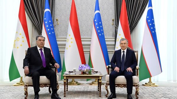 Президент Узбекистана Шавкат Мирзиёев и президент Таджикистана Эмомали Рахмон провели встречу в узком формате - Sputnik Узбекистан