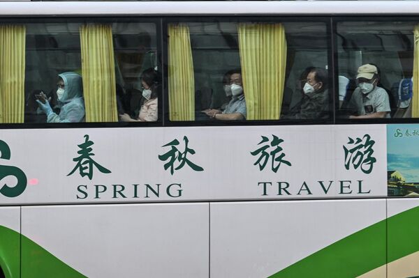 Люди едут в автобусе по набережной Вайтань в районе Хуанпу в Шанхае 31 мая 2022 года, поскольку город готовится снять дополнительные ограничения после двух месяцев жестких ограничений против коронавируса COVID-19. - Sputnik Узбекистан