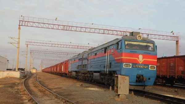 Пассажирский поезд между Таджикистаном и Узбекистаном запустят с 20 июня - Sputnik Узбекистан
