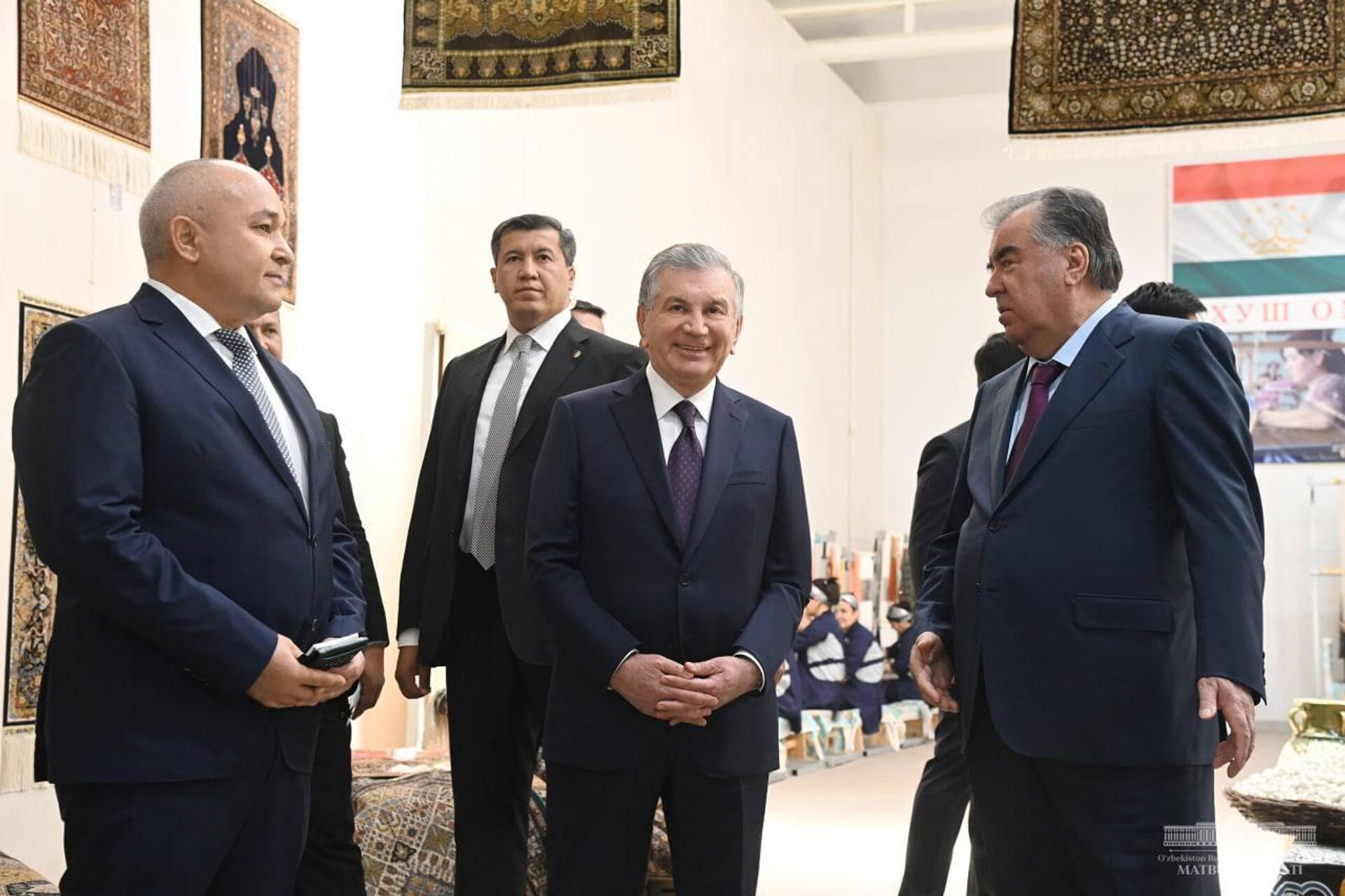 Мирзиёев и Рахмон посетили Хивинский ковровый комбинат - Sputnik Узбекистан, 1920, 03.06.2022