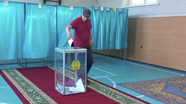 Алматинцы голосуют на референдуме по поправкам в Конституцию - Sputnik Ўзбекистон
