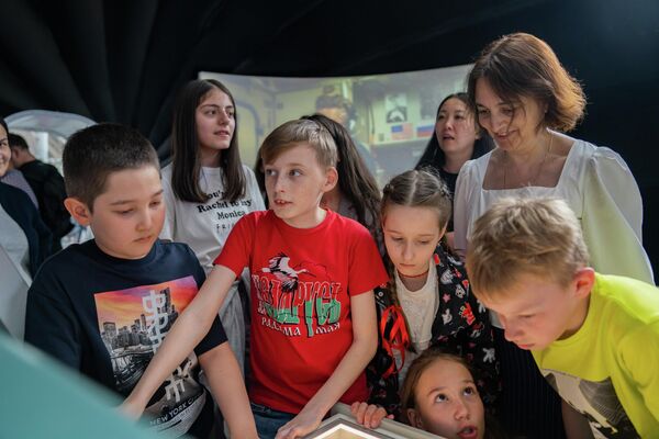 Deti iz Mariupolya vstretilis s kosmonavtom i pobivali na Krasnoy Ploshadi - Sputnik O‘zbekiston