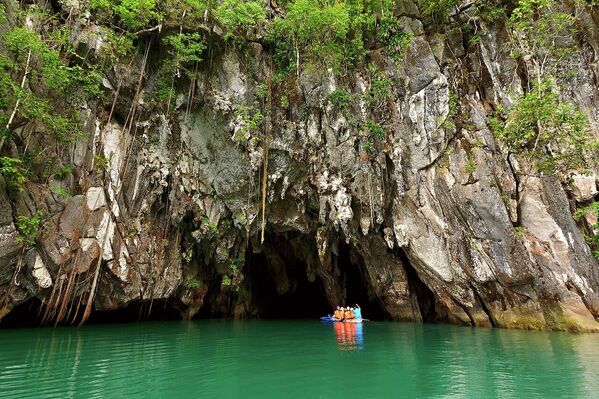 Вход из скал в подземную реку Пуэрто-Принсеса на острове Палаван, Филиппины. Объект Всемирного наследия ЮНЕСКО - Sputnik Узбекистан
