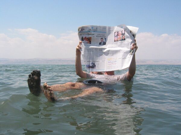 Человек может лежать на поверхности Мертвого моря. - Sputnik Узбекистан