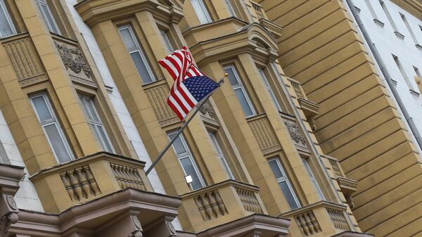 Государственный флаг США на здании посольства Соединенных Штатов Америки в РФ на Новинском бульваре в Москве - Sputnik Узбекистан