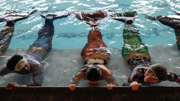 Занятия по плаванию в школе русалок Merschool в Кьялами, ЮАР - Sputnik Узбекистан