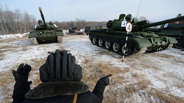 Танки Т-62 во время показательного выезда  исторической бронетехники в Приморье - Sputnik Узбекистан