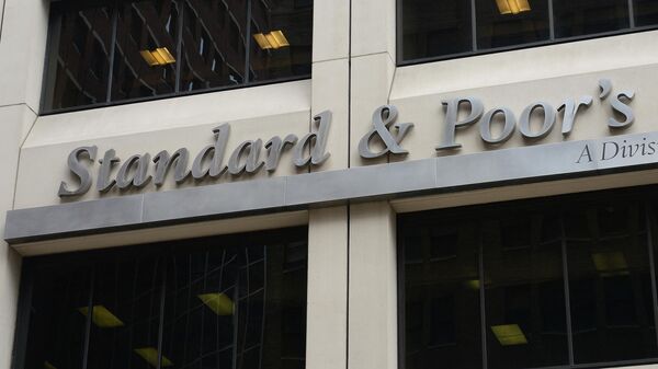 Вывеска рейтингового агентства Standard & Poor's на зданнии штаб-квартиры компании в Нью-Йорке - Sputnik Ўзбекистон
