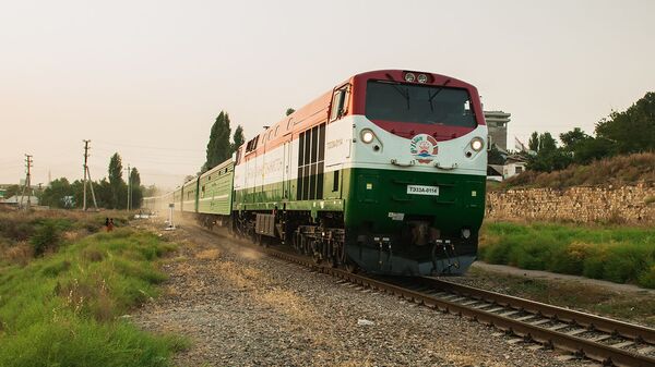 Поезд в Таджикистане, архивное фото - Sputnik Ўзбекистон