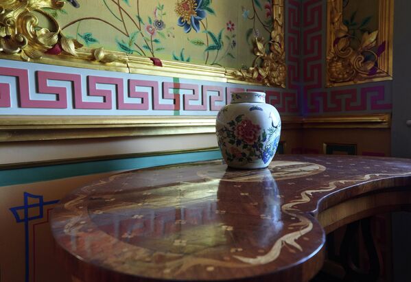 Ваза в Китайской комнате Китайского дворца. Как музей Китайский дворец открылся в 1922 году. - Sputnik Узбекистан