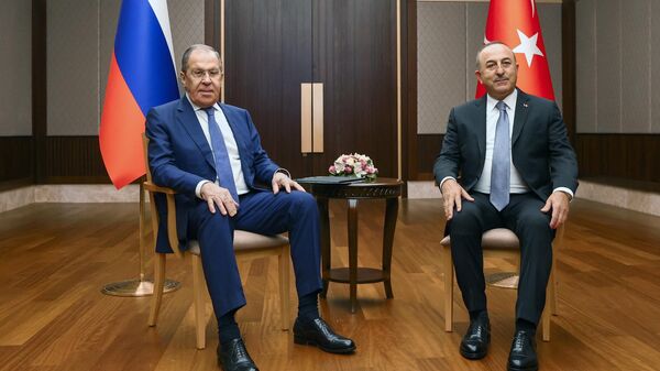 Министр иностранных дел РФ Сергей Лавров и министр иностранных дел Турции Мевлют Чавушоглу  - Sputnik Узбекистан