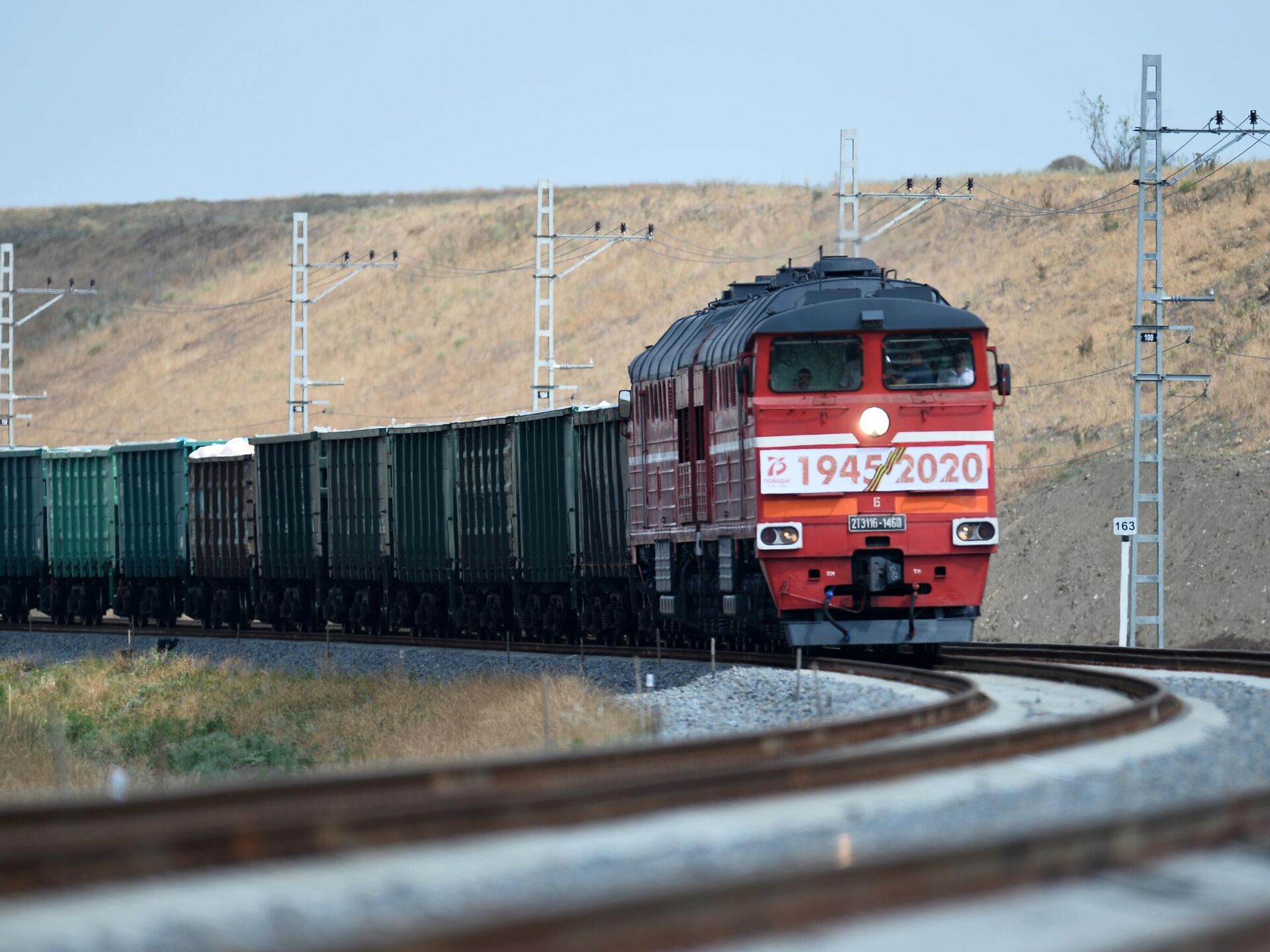 Товарный поезд был в пути 10. Агроэкспресс Азербайджан Россия. Грузовой поезд. Контейнерный поезд. Современный грузовой поезд.