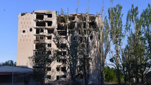 Уничтоженный в результате боев жилой дом в городе Попасная в ЛНР. - Sputnik Ўзбекистон
