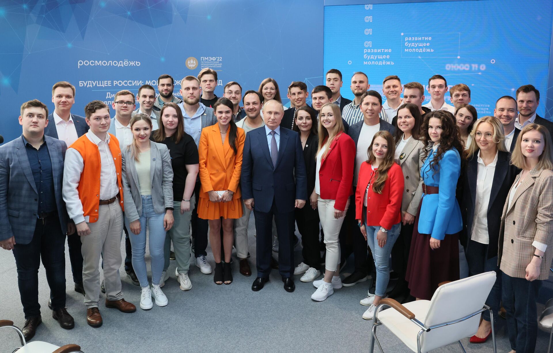 Президент РФ В. Путин провел встречу с молодыми предпринимателями, инженерами и учёными - Sputnik Ўзбекистон, 1920, 10.06.2022