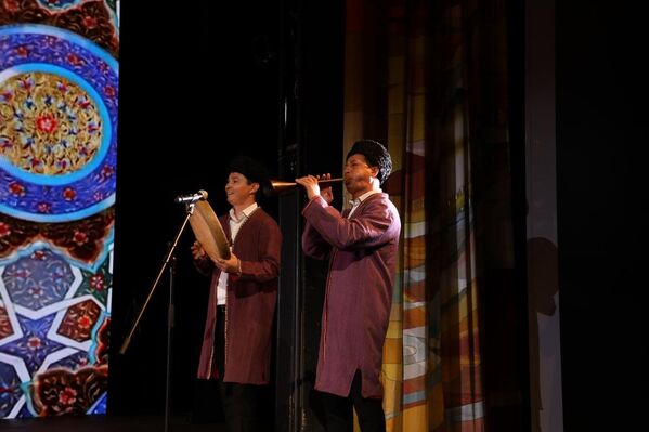 Зрителей познакомили с национальными узбекскими инструментами, например, с дойрой и сурнаем. - Sputnik Узбекистан