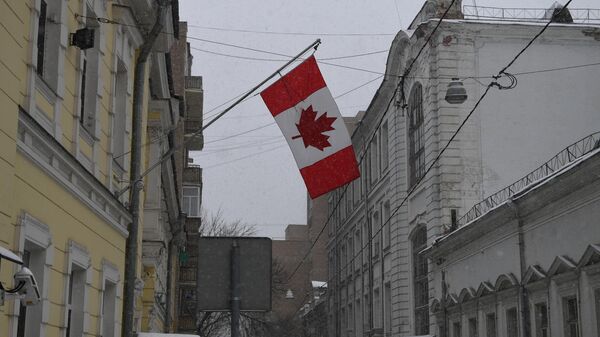 Государственный флаг Канады на фасаде здания посольства Канады в Староконюшенном переулке в Москве - Sputnik Узбекистан