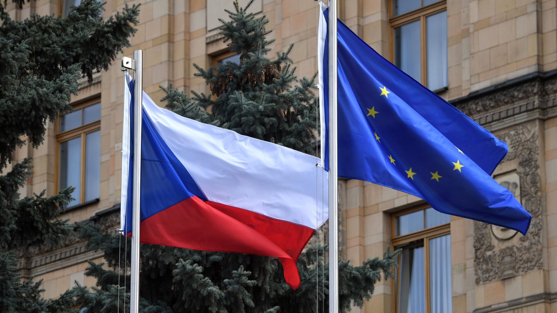 Флаги Чешской Республики и Евросоюза на территории посольства Чехии в Москве - Sputnik Узбекистан, 1920, 13.06.2022