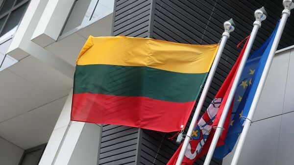 Флаги на территории посольства Литовской Республики в Москве - Sputnik Узбекистан