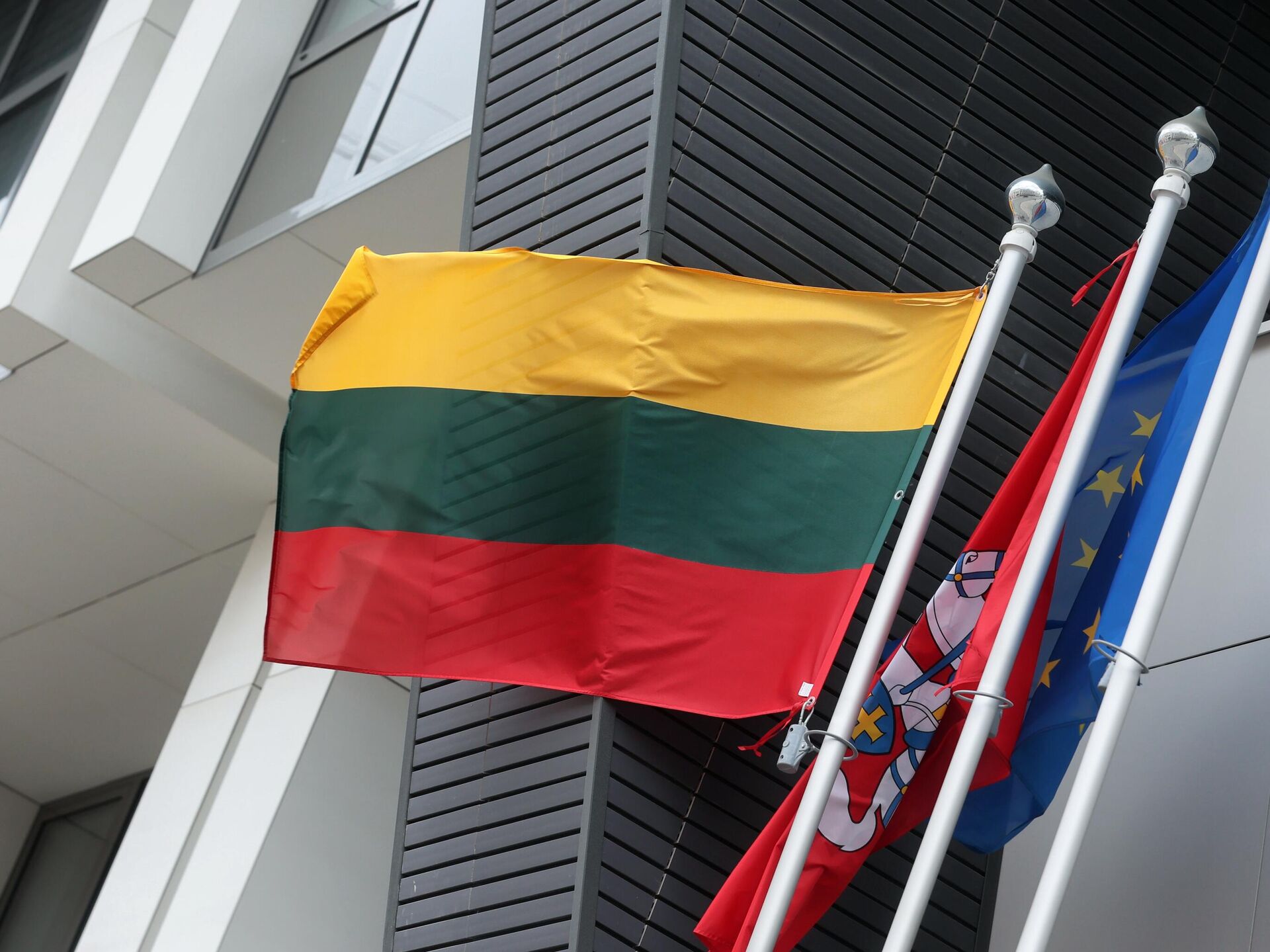 Нападение на литву. Литва Вильнюс флаг. Литва и Россия. Посольство Литвы. Министерство иностранных дел Литвы.