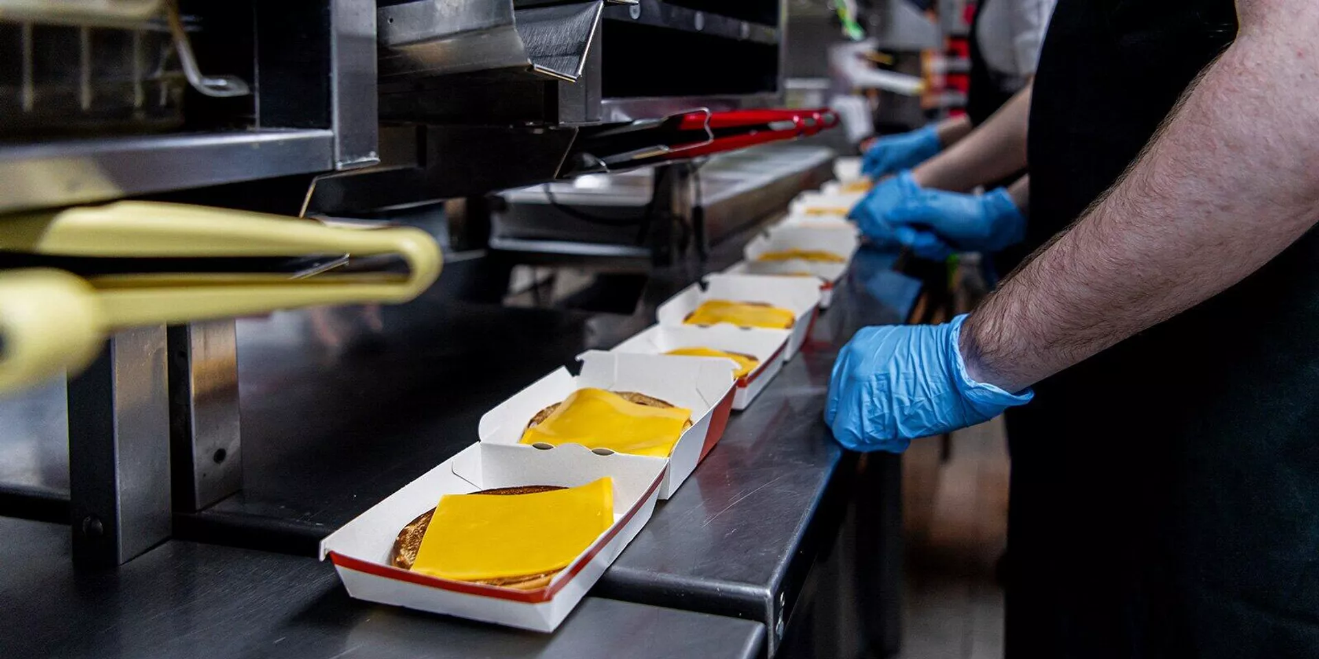 Bivshiy Makdonalds otkrilsya v Moskve pod novim imenem - Sputnik O‘zbekiston, 1920, 13.06.2022