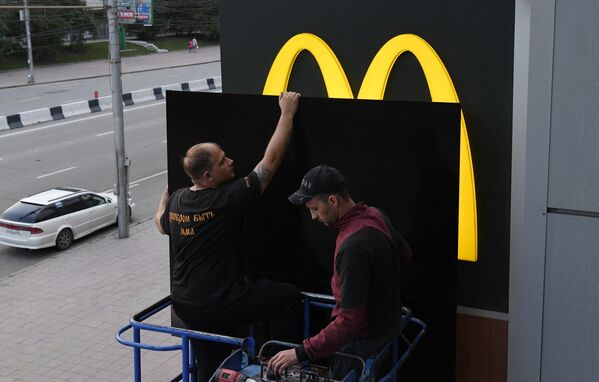 Закрытие вывески ресторана быстрого питания McDonald's на фасаде здания в Новосибирске - Sputnik Узбекистан