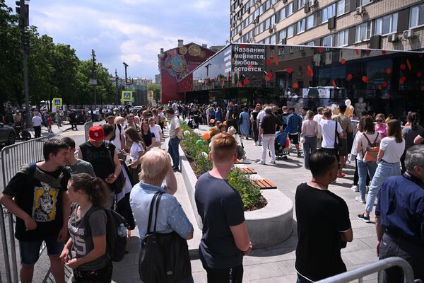Люди в очереди у открывшейся новой сети ресторанов быстрого питания Вкусно и точка на Большой Бронной улице в Москве - Sputnik Узбекистан