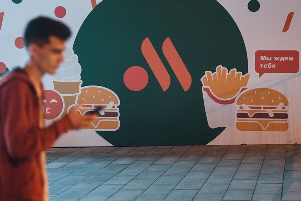 Реклама сети ресторанов быстрого питания на фасаде здания на Малой Бронной улице в Москве - Sputnik Узбекистан