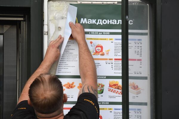 Демонтаж баннера с витрины ресторана быстрого питания McDonald's в Новосибирске - Sputnik Узбекистан