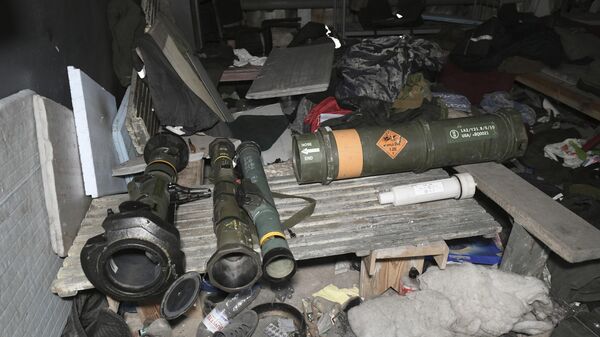 Оружие иностранного производства, найденное в подвалах комбината Азовсталь в Мариуполе - Sputnik Ўзбекистон