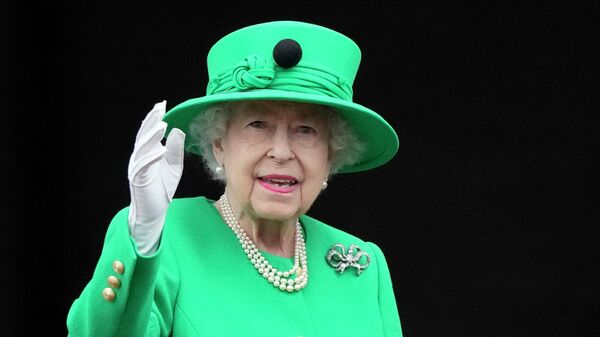 Королева Великобритании Елизавета II машет толпе с балкона Букингемского дворца в дни своего платинового юбилея - Sputnik Узбекистан