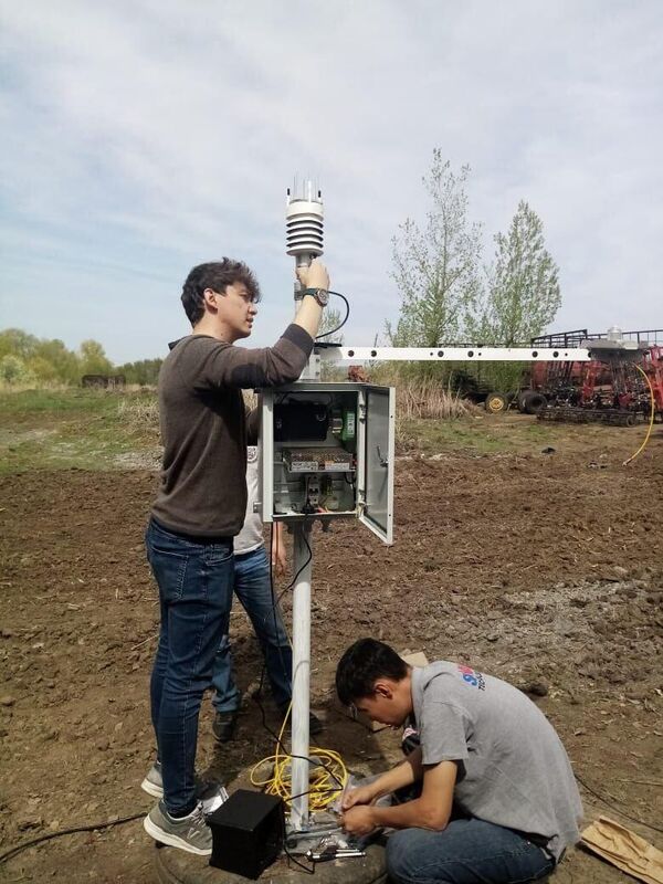Процесс установки автоматической метеостанции в сухой степи в Павлодарской области Казахстана - Sputnik Узбекистан