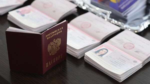 Российские паспорта, архивное фото - Sputnik Ўзбекистон