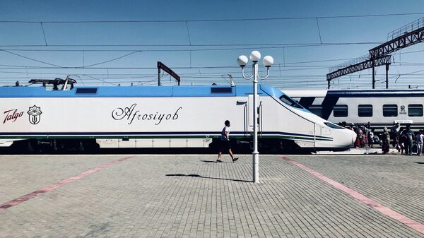 Скоростной поезд в Кагане - Sputnik Узбекистан