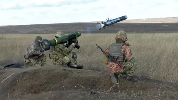 Украинские военные используют пусковую установку Javelin во время учений в Донецкой области - Sputnik Узбекистан