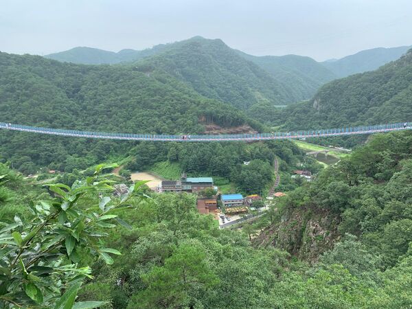 Подвесной стеклянный мост в Вонджу, Южная Корея  - Sputnik Узбекистан