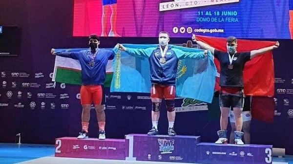 Кудратбек Салимжонов завоевал серебряную медаль на чемпионате мира по тяжелой атлетике среди юниоров в Мексике - Sputnik Узбекистан