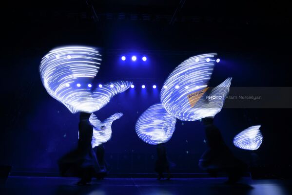 Спецэффекты во время выступления танцовщиц. - Sputnik Узбекистан