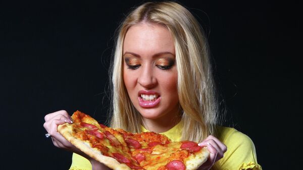 Молодая женщина ест пиццу - Sputnik Ўзбекистон
