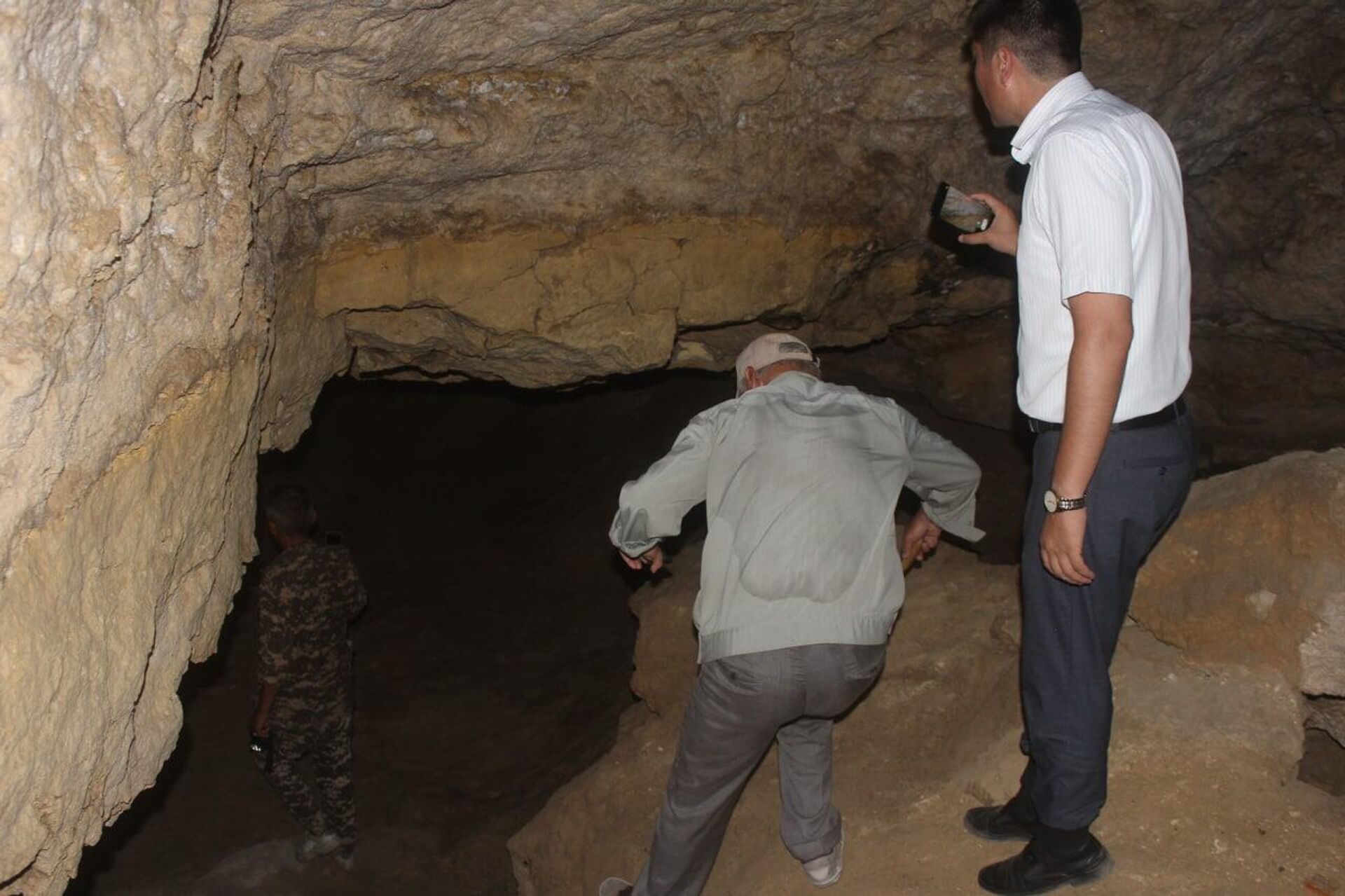 В Бухаре на территории пустыни найдены древние исторические пещеры - Sputnik Узбекистан, 1920, 20.06.2022